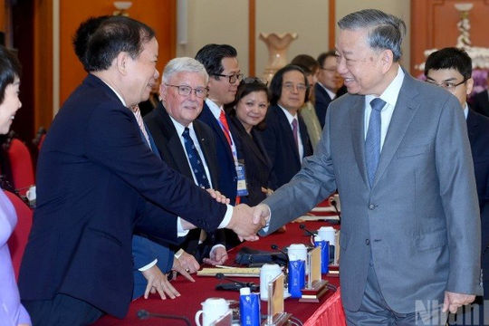Các nhà Việt Nam học cùng đồng hành vì một Việt Nam độc lập, tự cường, phát triển Các nhà Việt Nam học cùng đồng hành vì một Việt Nam độc lập, tự cường, phát triển