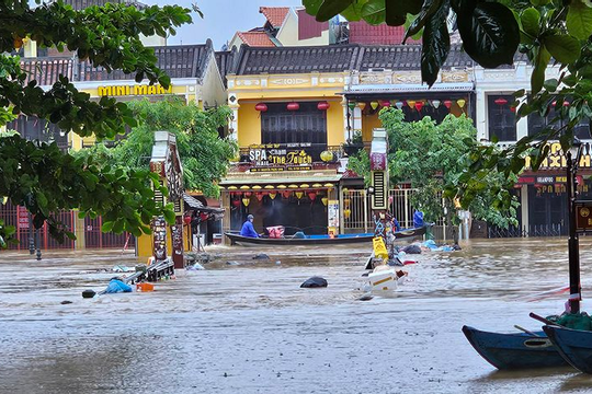 Tập trung ứng phó khẩn cấp với mưa lũ lớn tại Trung Bộ Tập trung ứng phó khẩn cấp với mưa lũ lớn tại Trung Bộ