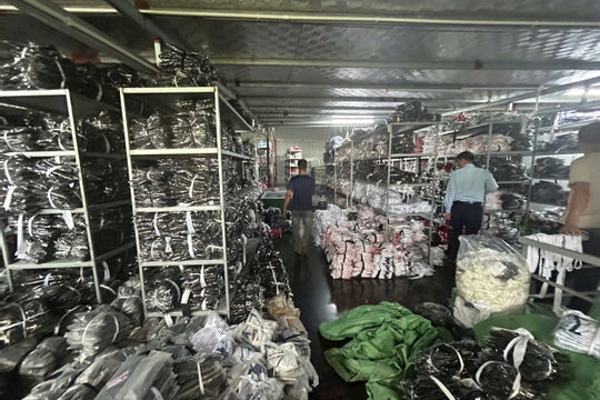 Hà Nội: Bắt giữ hơn 16.000 sản phẩm quần áo YONEX giả Hà Nội: Bắt giữ hơn 16.000 sản phẩm quần áo YONEX giả