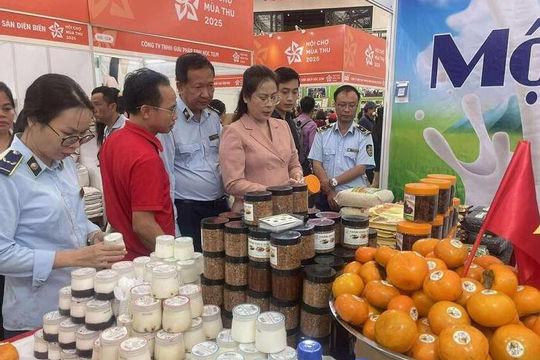 Hà Nội tăng cường kiểm tra hàng hóa tại Hội chợ Mùa Thu 2025 Hà Nội tăng cường kiểm tra hàng hóa tại Hội chợ Mùa Thu 2025