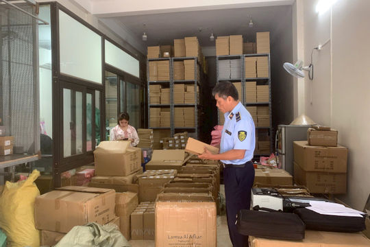 Hà Nội: Phát hiện kho hàng "khủng" kinh doanh hàng giả thương hiệu ZARA tại Hà Đông Hà Nội: Phát hiện kho hàng "khủng" kinh doanh hàng giả thương hiệu ZARA tại Hà Đông