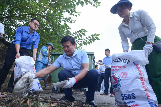 Bảo vệ môi trường: Nền tảng cho phát triển bền vững
Bài 4: Giải pháp đồng bộ - Hiện thực hóa mục tiêu phát triển bền vững
 Bảo vệ môi trường: Nền tảng cho phát triển bền vững
Bài 4: Giải pháp đồng bộ - Hiện thực hóa mục tiêu phát triển bền vững