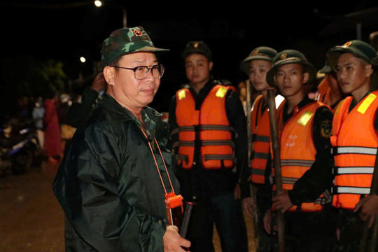 Bộ đội Quân khu 5 sát cánh cùng dân giữa mưa lũ miền Trung Bộ đội Quân khu 5 sát cánh cùng dân giữa mưa lũ miền Trung