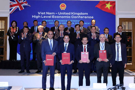 Vinachem ký hợp tác với Tập đoàn Robertet dưới sự chứng kiến của Tổng Bí thư Tô Lâm Vinachem ký hợp tác với Tập đoàn Robertet dưới sự chứng kiến của Tổng Bí thư Tô Lâm