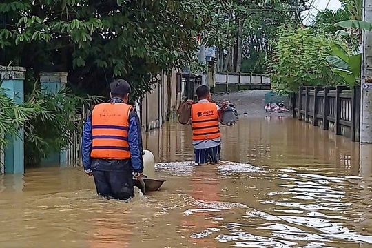 VNPT thắp sáng những cuộc gọi bình an trong mưa lũ VNPT thắp sáng những cuộc gọi bình an trong mưa lũ