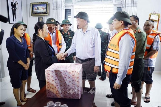 Tổng Bí thư Tô Lâm thăm, tặng quà người dân bị ảnh hưởng do mưa lũ tại Huế