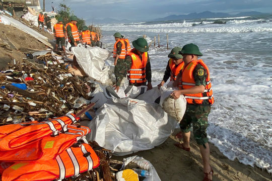 Hơn 100 cán bộ, chiến sĩ khắc phục sạt lở kè biển Đà Nẵng
