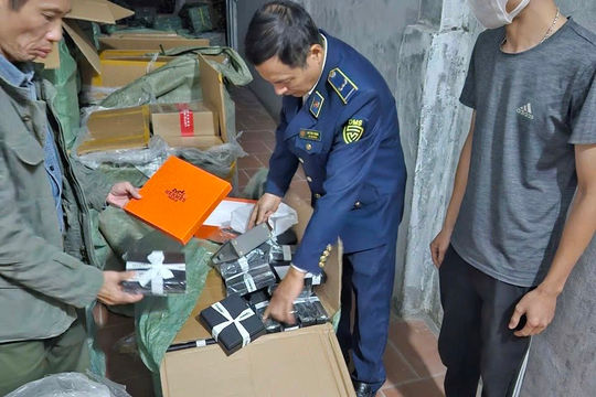 Hà Nội triệt phá điểm tập kết 1.610 túi xách nghi giả loạt thương hiệu xa xỉ