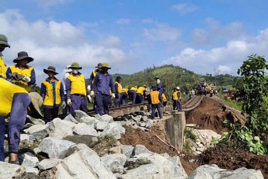 Ngành đường sắt huy động gần 1.000 đoàn viên, công nhân khắc phục hậu quả bão Kalmaegi