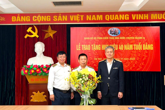 KTNN chuyên ngành Ia trao Huy hiệu 40 năm tuổi Đảng cho đồng chí Nguyễn Như Sỹ 