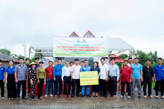 PVCFC tài trợ tuyến đèn năng lượng mặt trời: Thắp sáng nông thôn Cà Mau  