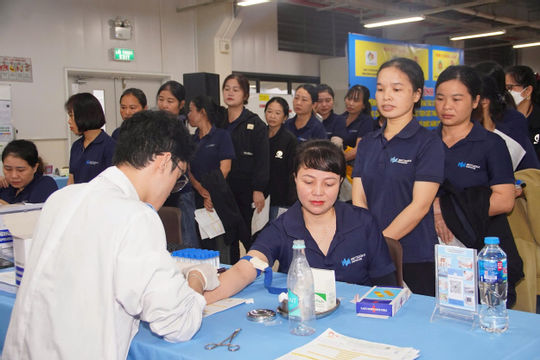 Nghệ An: 2.000 người lao động được khám bệnh miễn phí ngay tại nhà máy