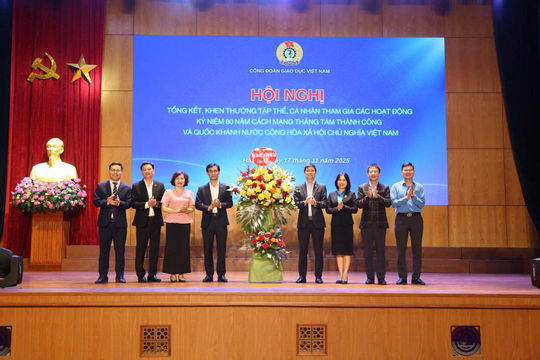 Công đoàn giáo dục khen thưởng tập thể, cá nhân tham gia hoạt động A80