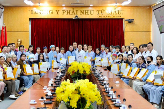 Bệnh viện K tri ân 80 người bệnh là giáo viên nhân Ngày Nhà giáo Việt Nam