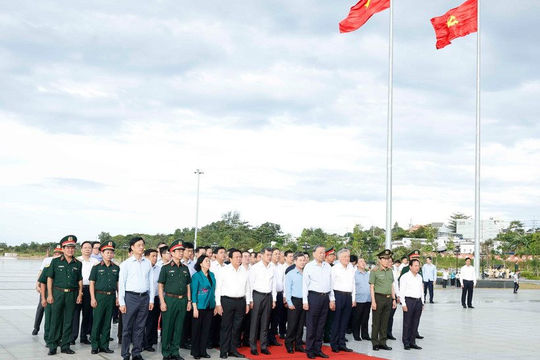 Tổng Bí thư Tô Lâm dâng hương tưởng niệm Chủ tịch Hồ Chí Minh và các Anh hùng liệt sĩ tại Phú Quốc