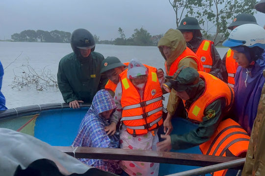 Bộ đội Biên phòng Đắk Lắk kịp thời cứu hộ người dân vùng ngập sâu tại Xuân Đài