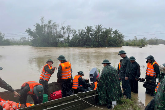 Lữ đoàn 572 vượt lũ cứu dân, lan tỏa hình ảnh “Bộ đội Cụ Hồ”