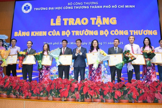 Niềm vui nhân đôi của Thầy và trò HUIT