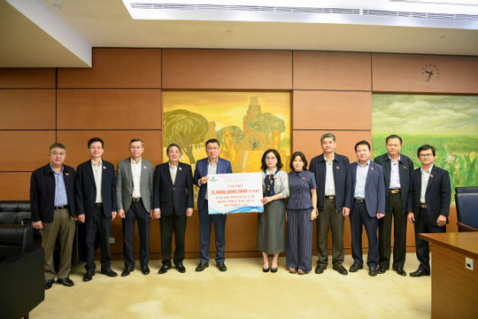 Trao tặng 5 tỷ đồng hỗ trợ Đắk Lắk khắc phục hậu quả mưa lũ