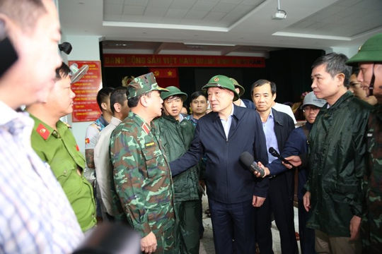 Phó Thủ tướng Nguyễn Hòa Bình thăm hỏi người dân vùng rốn lũ Đắk Lắk