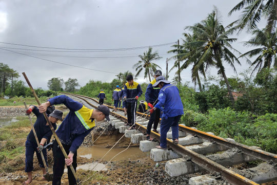 Mưa lũ gây 61 điểm sạt lở, đường sắt quyết tâm thông tuyến trước 27/11