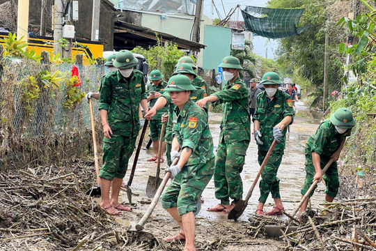 Bộ đội Biên phòng Đắk Lắk: Huy động tổng lực hỗ trợ nhân dân khắc phục hậu quả sau mưa lũ