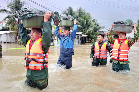 Sư đoàn 305 nỗ lực hỗ trợ nhân dân Khánh Hòa ứng phó, khắc phục hậu quả mưa lũ  