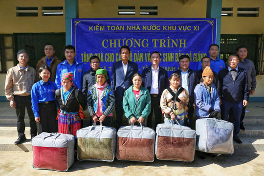 Kiểm toán nhà nước khu vực XI trao quà tại xã Trung Lý, tỉnh Thanh Hóa