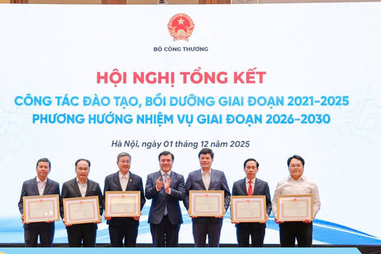 Vinh danh các tập thể, cá nhân tiêu biểu trong lĩnh vực giáo dục