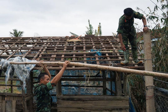Thủ tướng yêu cầu hằng tuần báo cáo tiến độ xây dựng, sửa chữa nhà cho Nhân dân sau bão, lũ