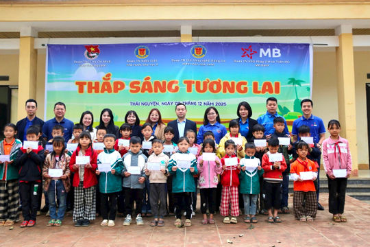 Thắp sáng tương lai cho học sinh Khe Cạn