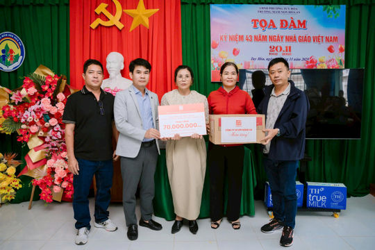 Văn phòng phẩm Hồng Hà mang yêu thương về với học trò vùng lũ Đắk Lắk