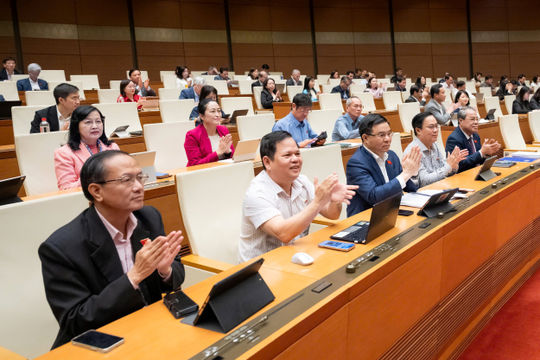 Quốc hội thông qua Luật Báo chí (sửa đổi)