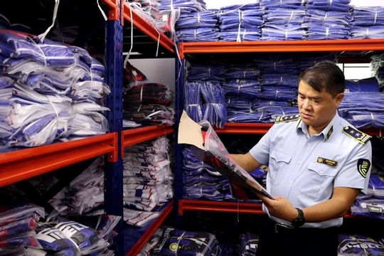 Phát hiện gần 6.500 bộ quần áo nghi giả mạo nhãn hiệu tại Hà Nội