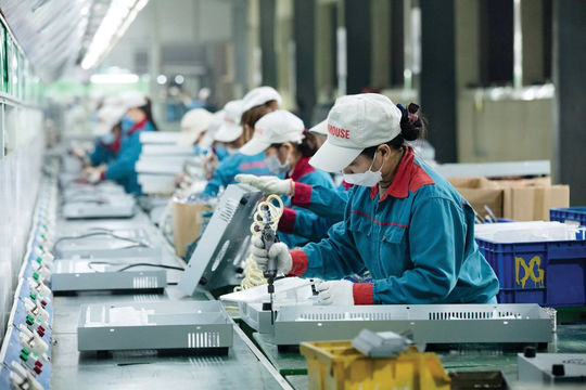 Doanh nghiệp Việt và “bẫy gia công”: Giới hạn tăng trưởng và yêu cầu chuyển đổi mô hình phát triển