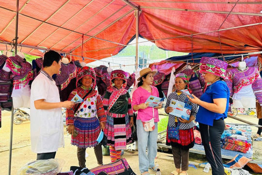 Lào Cai: Chương trình xuống trực tiếp các phiên chợ truyền phòng, chống tác hại của thuốc lá