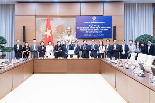 Bàn giao Bộ Tài liệu - Học liệu phục vụ đào tạo phong trào "Bình dân học vụ số - Quốc hội số"