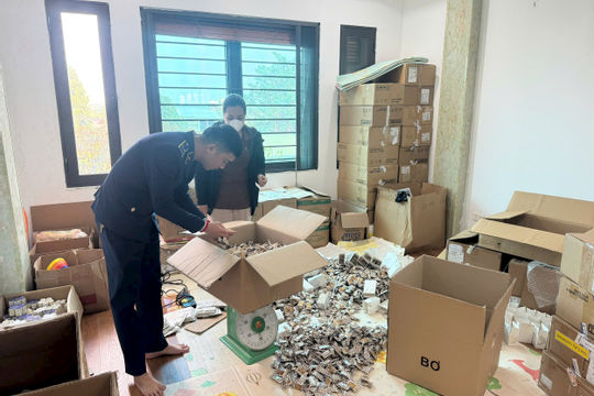 Hà Nội siết chặt thị trường bánh kẹo Tết, bảo vệ sức khỏe người tiêu dùng