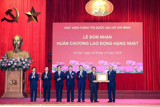 Gắn công tác nghiên cứu lý luận, đào tạo cán bộ với thực tiễn phát triển đất nước