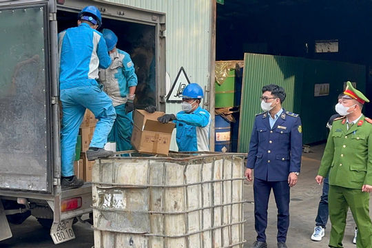 Hưng Yên: Phạt 97,5 triệu đồng, tiêu hủy hơn 2.200 chai rượu nhập lậu