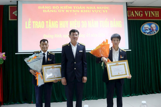 Trao tặng Huy hiệu 30 năm tuổi Đảng cho đảng viên thuộc Đảng bộ Kiểm toán nhà nước khu vực VI