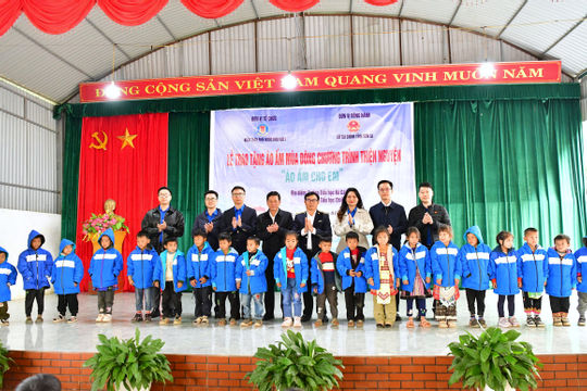 Trao tặng 655 áo ấm cho học sinh tiểu học xã biên giới Yên Sơn, tỉnh Sơn La