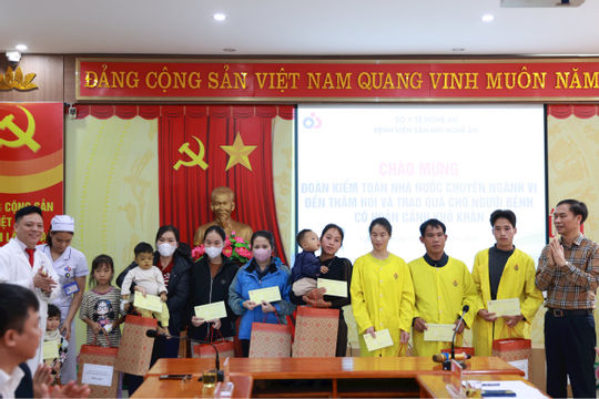 Kiểm toán nhà nước chuyên ngành VI trao quà thiện nguyện tại Bệnh viện Sản Nhi Nghệ An