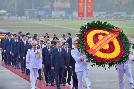 Tổng Bí thư Tô Lâm và đại biểu Đại hội XIV vào Lăng viếng Bác