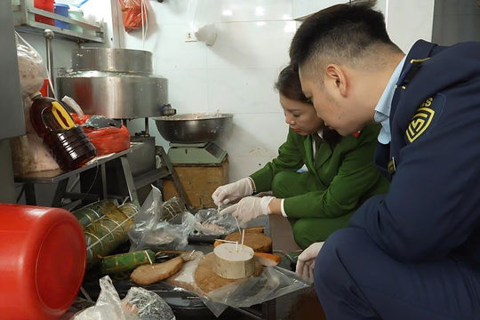 Hà Nội: Phát hiện cơ sở sản xuất 300 kg giò, chả sử dụng chất cấm hàn the