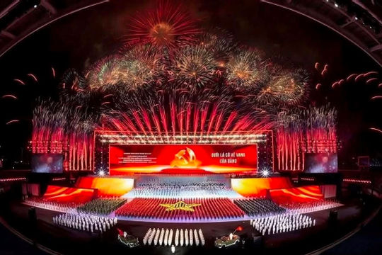 Chương trình nghệ thuật đặc biệt "Dưới lá cờ vẻ vang của Đảng” thành công rực rỡ