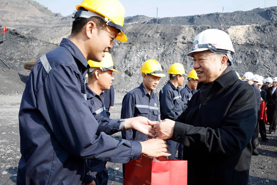 Tổng Bí thư Tô Lâm gặp mặt, chúc Tết công nhân ngành than tại Quảng Ninh