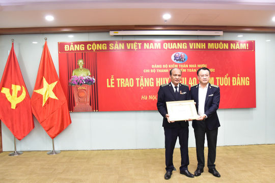 Trao Huy hiệu 40 năm tuổi Đảng tặng đồng chí Nguyễn Văn Quốc