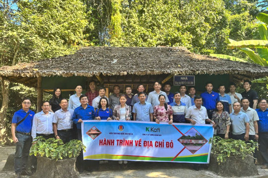 Hành trình về địa chỉ đỏ và sẻ chia yêu thương