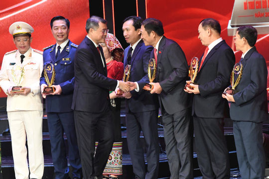 Bí thư Chi bộ Vụ Tổ chức cán bộ Đỗ Văn Tạo được tuyên dương là Bí thư Chi bộ xuất sắc trong toàn Đảng năm 2026